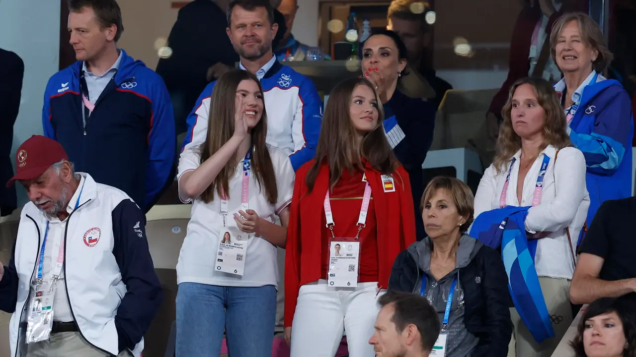 La princesa Leonor (c-d) y la infanta Sof&iacute;a (c-i) tras la victoria espa&ntilde;ola en el partido de dobles entre los tenistas espa&ntilde;oles Rafael Nadal y Carlos Alcaraz y los argentinos M&aacute;ximo Gonz&aacute;lez y Andr&eacute;s Molteni, correspondiente a la primera ronda de dobles masculino de tenis de los Juegos Ol&iacute;mpicos de Par&iacute;s 2024 este s&aacute;bado en la pista Phillipe Chatrier de Par&iacute;s. EFE/ Juanjo Mart&iacute;n
