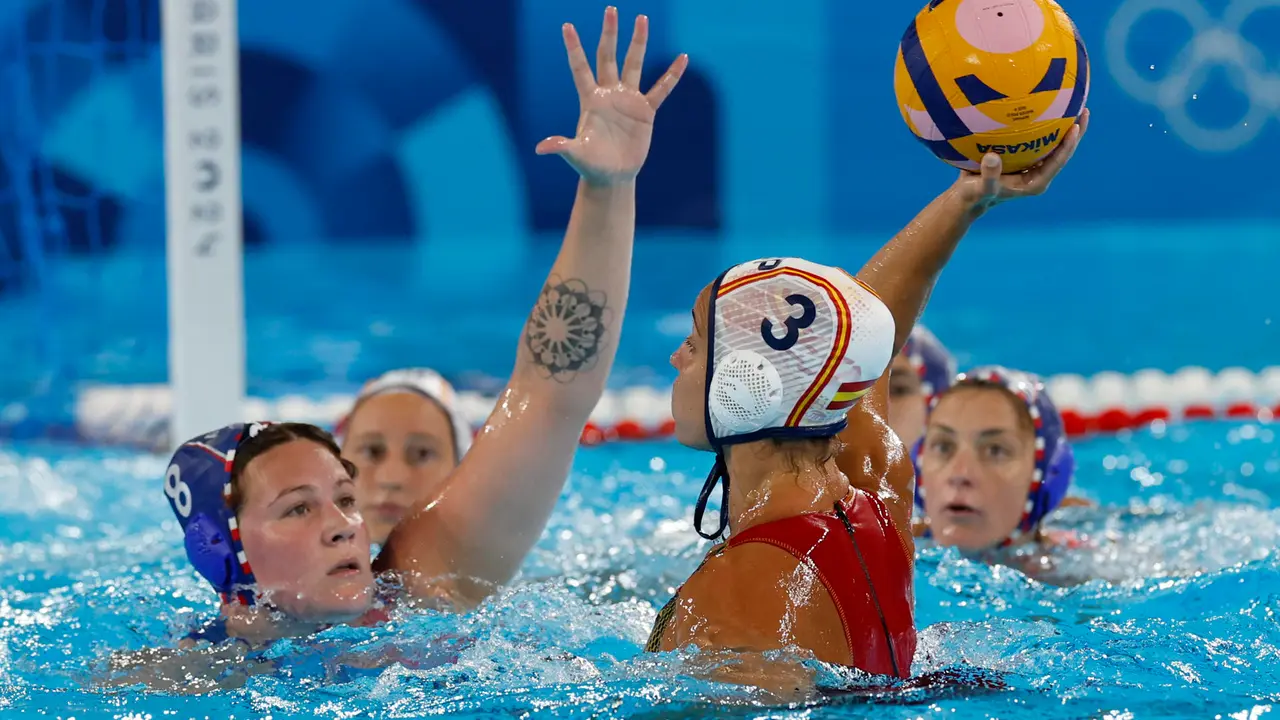 La lateral de Espa&ntilde;a Anni Espar (d) en acci&oacute;n ante Aurelie Battu de Francia durante el partido de la ronda preliminar del Grupo B de Waterpolo Femenino, entre Francia y Espa&ntilde;a, de los Juegos Ol&iacute;mpicos de Par&iacute;s 2024 este s&aacute;bado en el Centro Acu&aacute;tico de la capital francesa. EFE/ Julio Mu&ntilde;oz