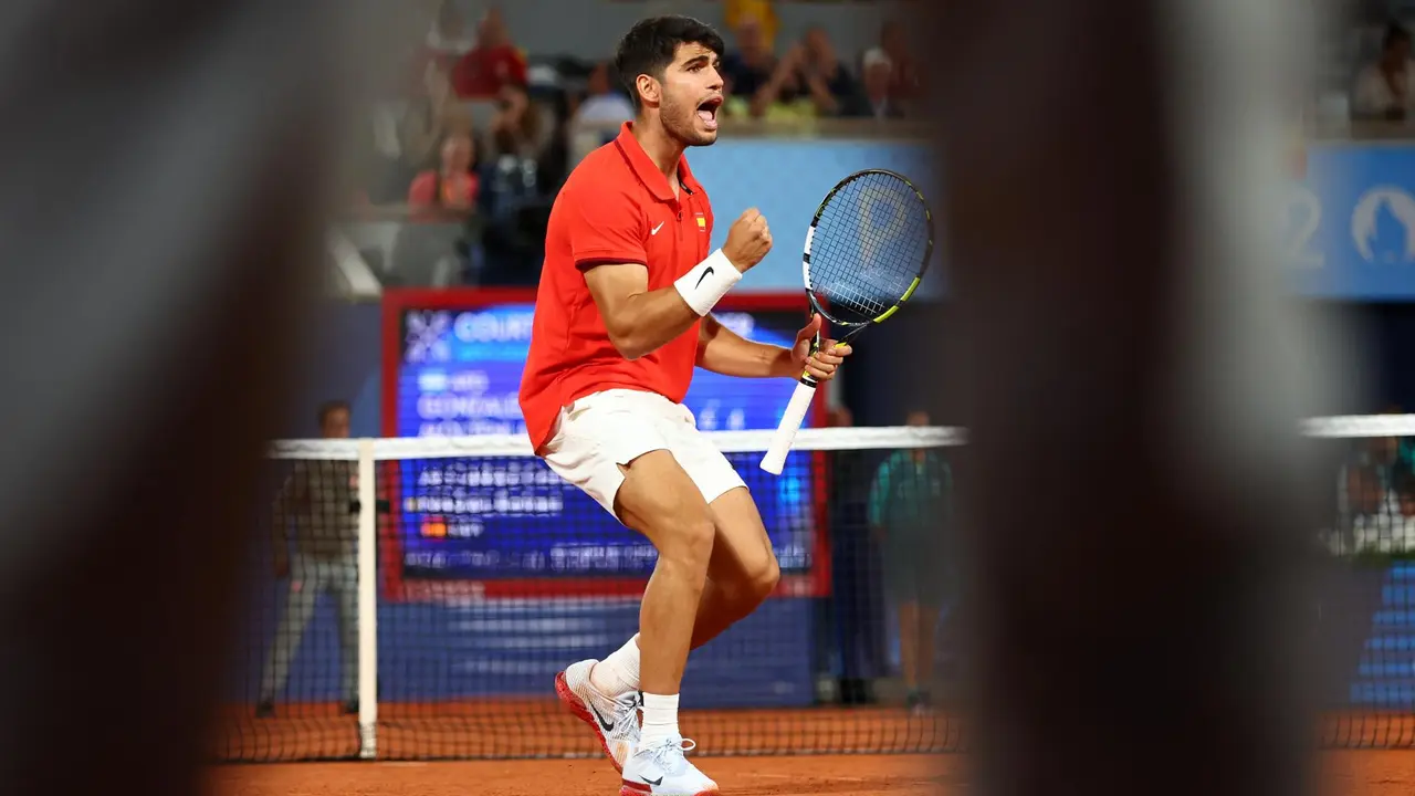 El espa&ntilde;ol Carlos Alcaraz celebra un punto en las pistas de Roland Garros. EFE/EPA/DIVYAKANT SOLANKI