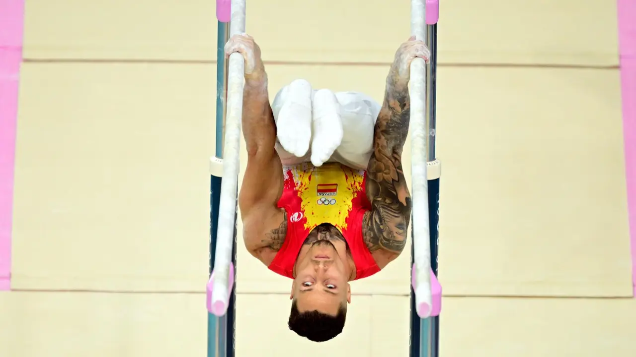 El gimnasta espa&ntilde;ol N&eacute;stor Abad compite en la prueba de barras, parte de la clasificaci&oacute;n masculina de Gimnasia Art&iacute;stica este s&aacute;bado, durante los Juegos Ol&iacute;mpicos de Par&iacute;s 2024, en el Bercy Arena de la capital francesa. E EFE/EPA/CHRISTIAN BRUNA