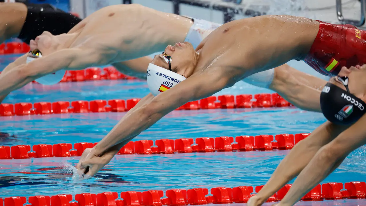 El espa&ntilde;ol Hugo Gonz&aacute;lez de Oliveira tras competir en la cuarta manga de los cuartos de final de los 100m espalda masculinos en La Defense Arena en Nanterre, Francia, con motivo de los Juegos Ol&iacute;mpicos Par&iacute;s 2024, este domingo. EFE/ Lavandeira Jr