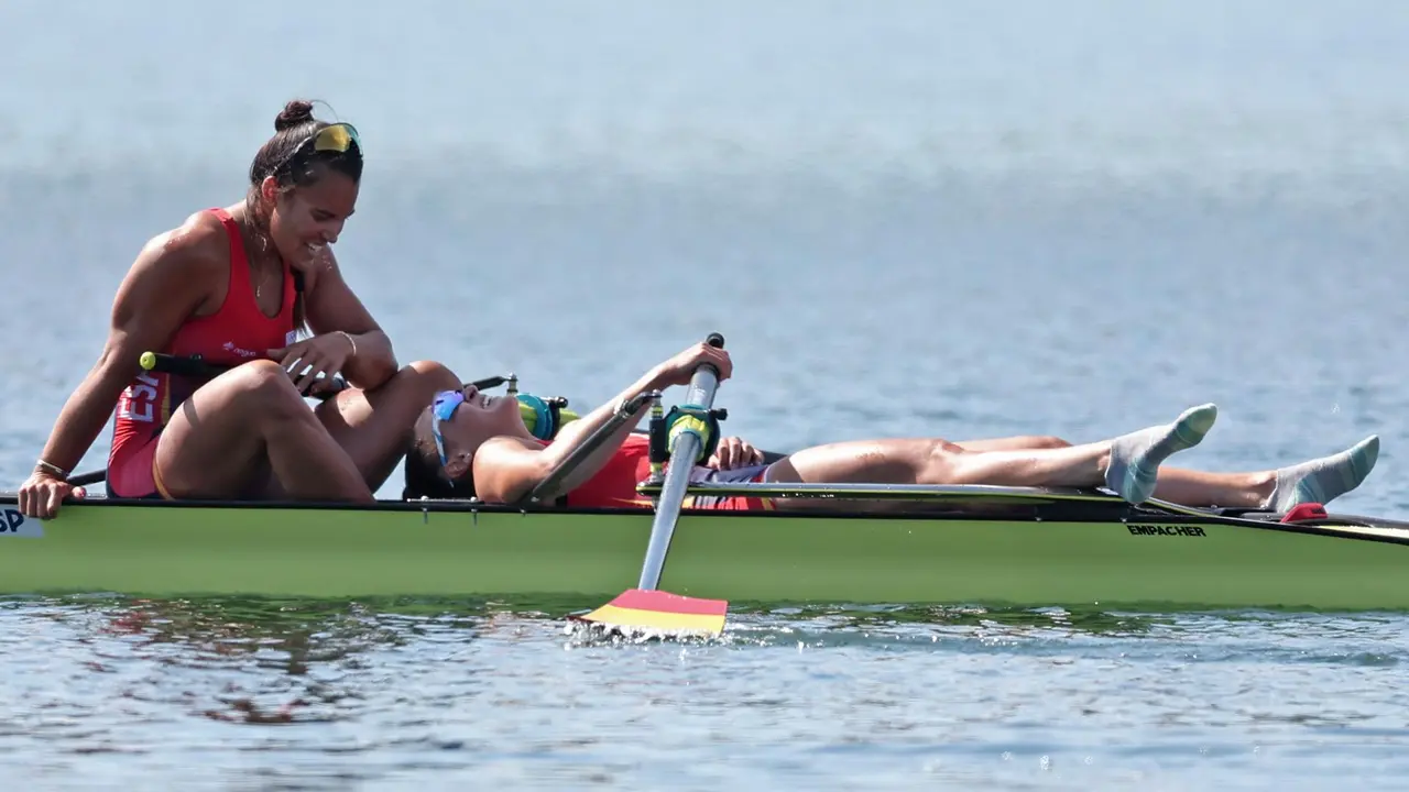 Las espa&ntilde;olas Esther Briz Zamorano y Aina Cid I Centelles durante las eliminatorias de remo femenino por parejas de los Juegos Ol&iacute;mpicos de Par&iacute;s 2024, en el Estadio N&aacute;utico de Vairse sur Marne, este domingo.  EFE/EPA/ALI HAIDER