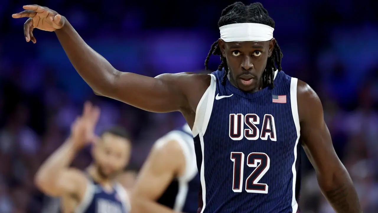 El estadounidense Jrue Holiday en el Pierre Mauroy Stadium de Villeneuve-d'Ascq, Lille, Francia. EPA-EFE/ALEX PLAVEVSKI