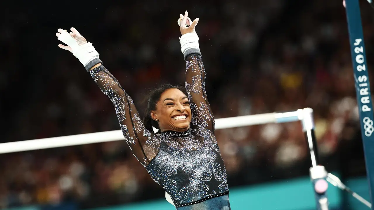 La estadounidense Simone Biles en el Bercy Arena in Paris, Francia. EFE/EPA/ANNA SZILAGYI