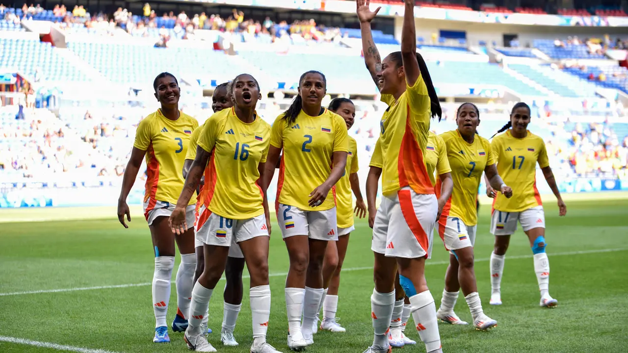 Fotograf&iacute;a cedida por la Federaci&oacute;n Colombiana de F&uacute;tbol (FCF) de jugadoras de Colombia celebrando un gol contra Nueva Zelanda este domingo, durante un partido de f&uacute;tbol femenino en los Juegos Ol&iacute;mpicos Paris 2024, en Lyon (Francia). EFE/ FCF)