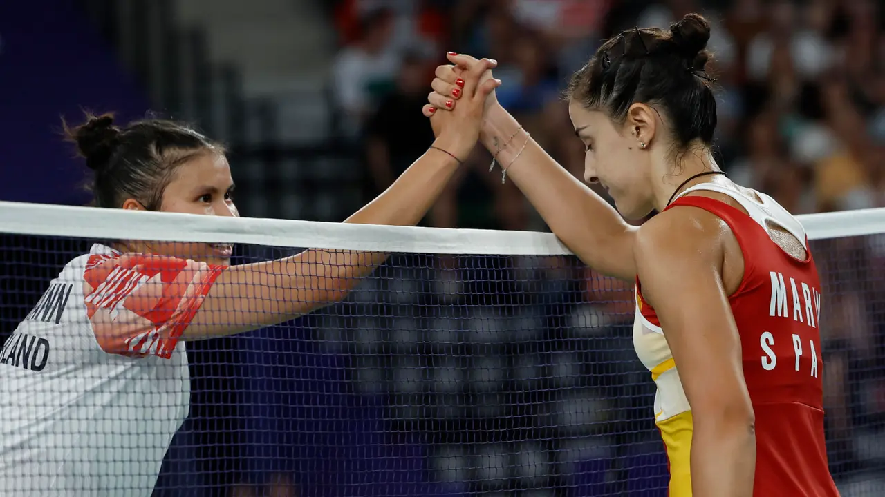La jugadora de b&aacute;dminton espa&ntilde;ola Carolina Mar&iacute;n estrecha la mano a la suiza Jenjira Stadelmann (i) tras ganar su partido de la fase de grupos de la competici&oacute;n de b&aacute;dminton femenino individual de los Juegos Ol&iacute;mpicos de Par&iacute;s 2024 este domingo en el pabell&oacute;n Arena Porte de Chapelle en Par&iacute;s, Francia. Mar&iacute;n ha ganado por 21-11 y 21-19. EFE/ Julio Mu&ntilde;oz