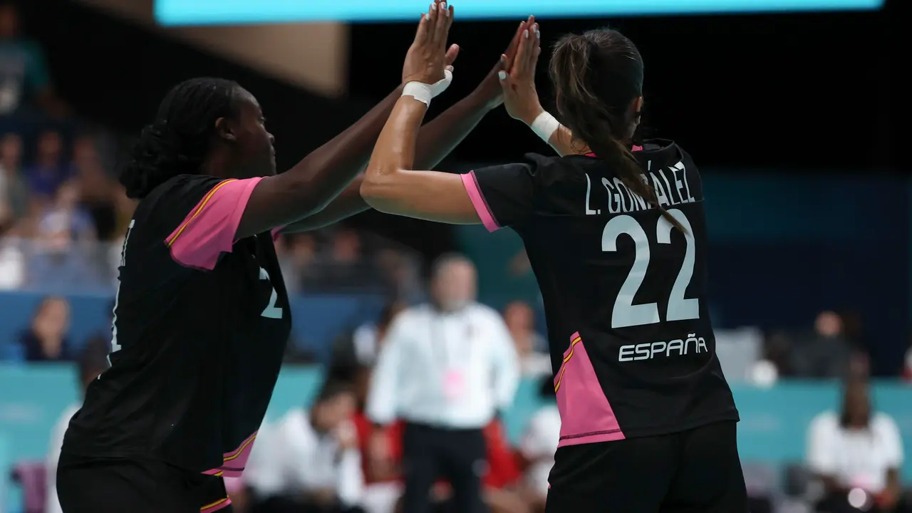 Las jugadoras espa&ntilde;olas Lara Gonz&aacute;lez (d) y Lysa Tchaptchet reaccionan ante Angola este domingo, durante el partido de ronda preliminar del Grupo B de Balonmano Femenino, parte de los Juegos Ol&iacute;mpicos de Par&iacute;s 2024, en la capital fancesa. EFE/ Kiko Huesca