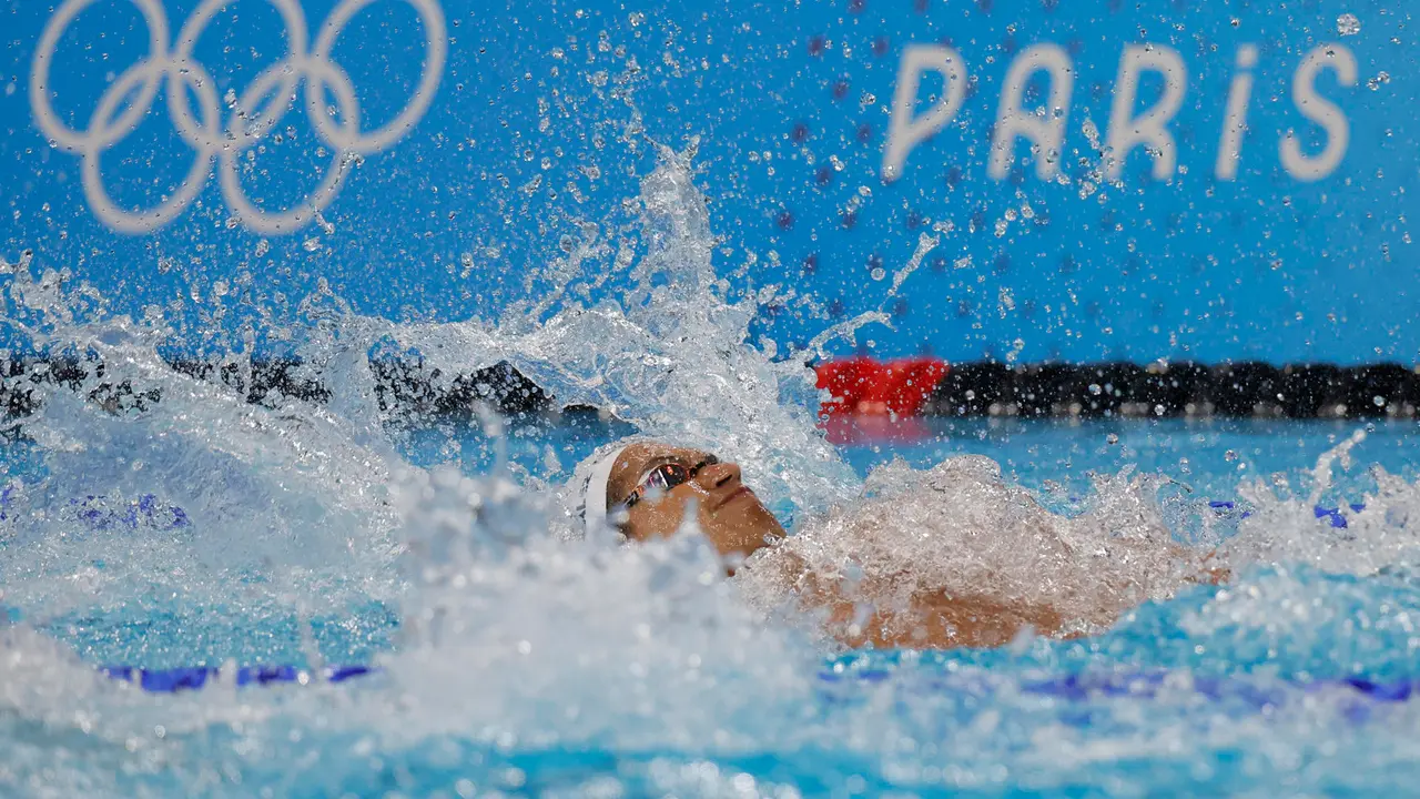 El espa&ntilde;ol Hugo Gonz&aacute;lez compite en la semifinal de 100m Espalda Masculino, en La Defense Arena en Nanterre, Francia, con motivo de los Juegos Ol&iacute;mpicos Par&iacute;s 2024, este domingo. EFE/ Lavandeira Jr