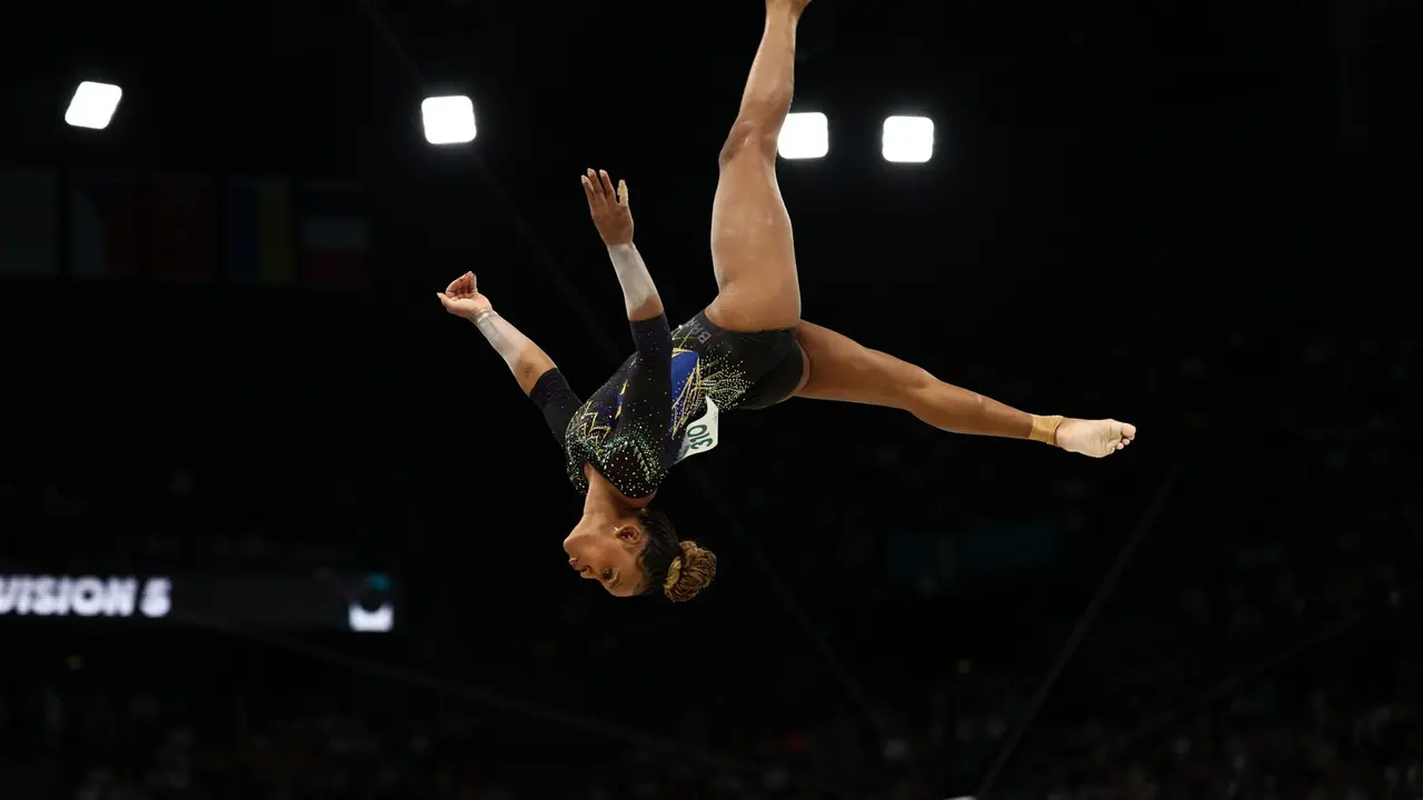 La brasile&ntilde;a Rebeca Andrade en el Bercy Arena en Par&iacute;s, Francia. EFE/EPA/ANNA SZILAGYI