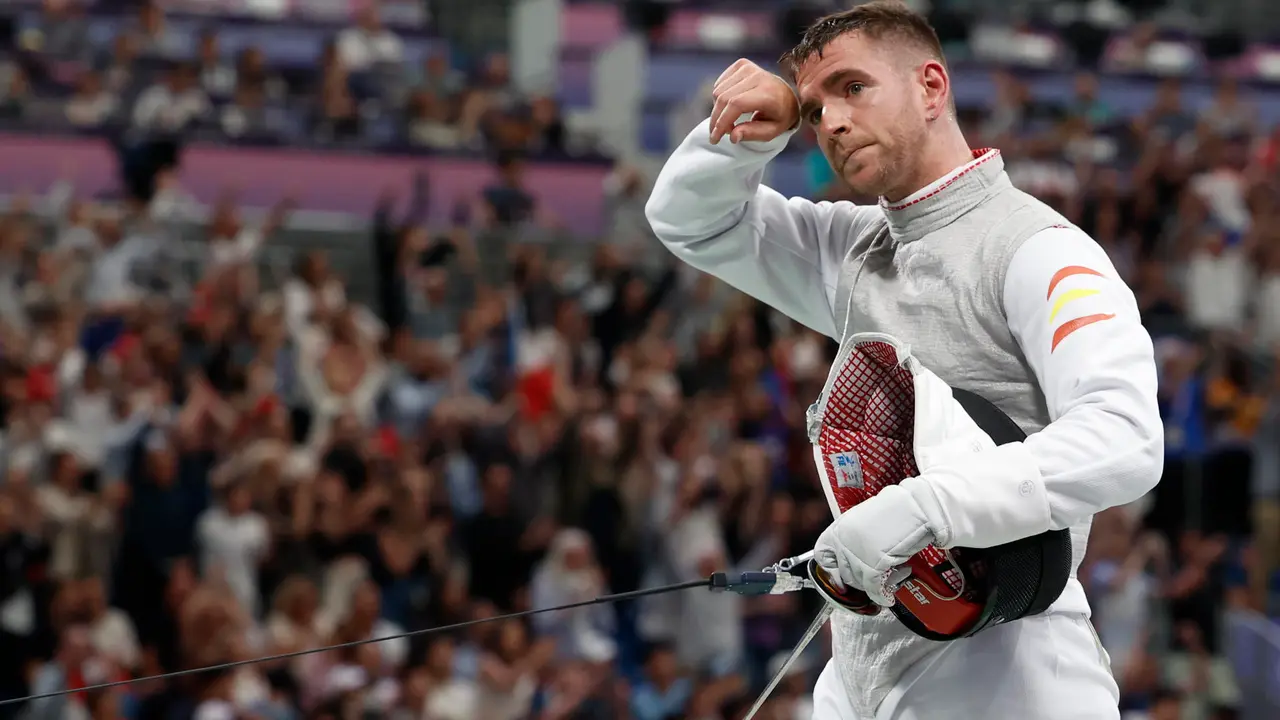 El esgrimista espa&ntilde;ol Carlos Llavador tras perder su combate de florete individual masculino contra el egipcio Mohamed Hamza. EFE/ Julio Mu&ntilde;oz