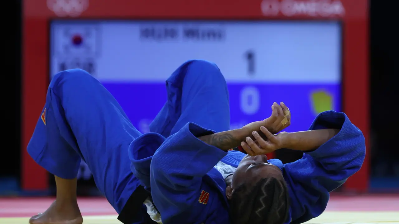 La brasile&ntilde;a Rafaela Silva reacciona ante la japonesa Mimi Huh durante la semifinal de la categor&iacute;a de -57kg femenino de Judo parte de los Juegos Ol&iacute;mpicos de Par&iacute;s 2024 este lunes, en el Champ de Mars Arena de la capital francesa. EFE/ Kiko Huesca
