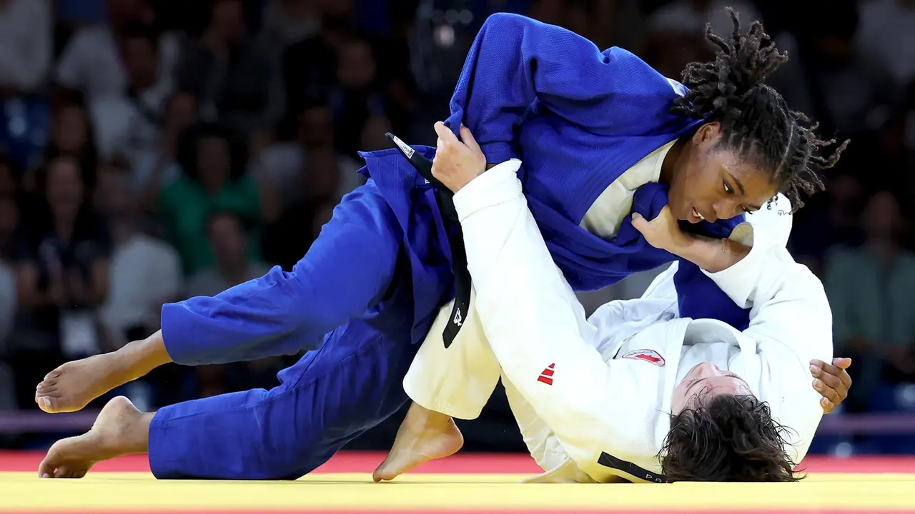 La francesa Sarah Leonie Cysique (azul) contra la canadiense Christa Deguchi en -57kg en el combate por el oro celebrado en el los Campos de Marte de Par&iacute;s, Francia. EFE/EPA/DANIEL IRUNGU