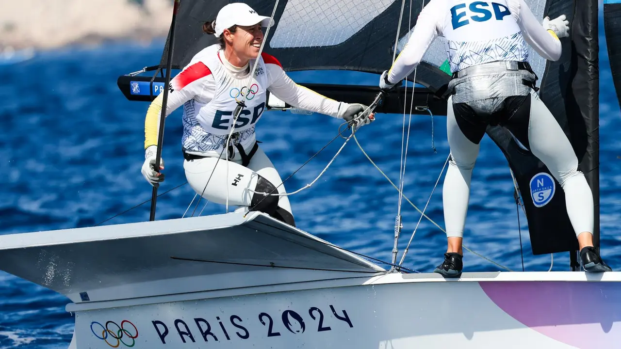 Las espa&ntilde;olas Tamara Echegoyen Dominguez y Paula Barcelo Martin en acci&oacute;n durante la prueba de la categor&iacute;a 49erFX en Marsella, Francia. EFE/EPA/OLIVIER HOSLET
