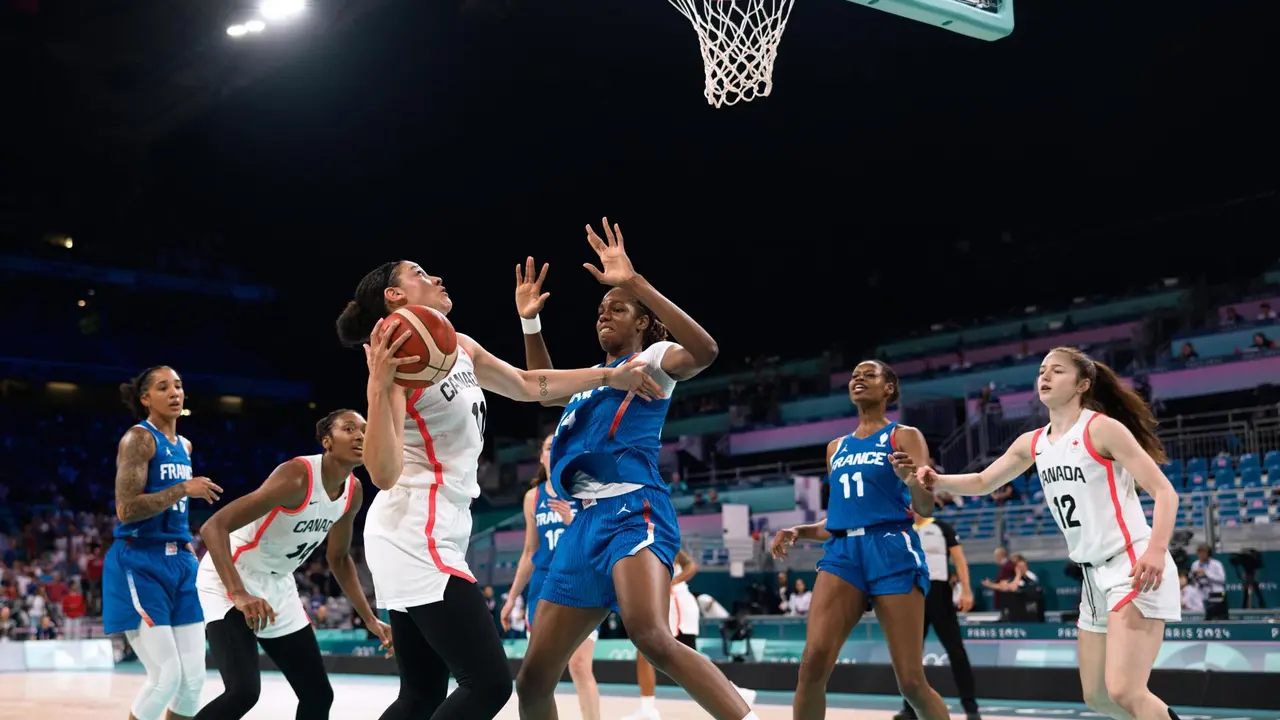 La francesa Dominique Malonga (3-d) en acci&oacute;n contr ala canadiense Natalie Achonwa (3-I) durante el partido del grupo B que han jugado Francia y Canad&aacute; en el Pierre Mauroy Stadium en Villeneuve-d'Ascq, Francia. EFE/EPA/ALEX PLAVEVSKI