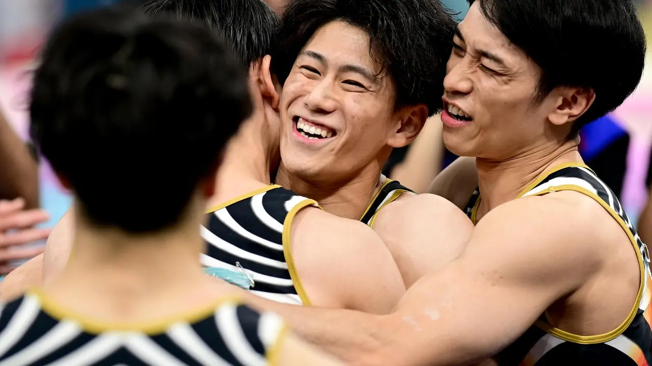 Daiki Hashimoto (c) es felicitado por sus compa&ntilde;eros tras la final de Gimnasia Art&iacute;sirca en el el Bercy Arena en Paris, Francia. EFE/EPA/CHRISTIAN BRUNA