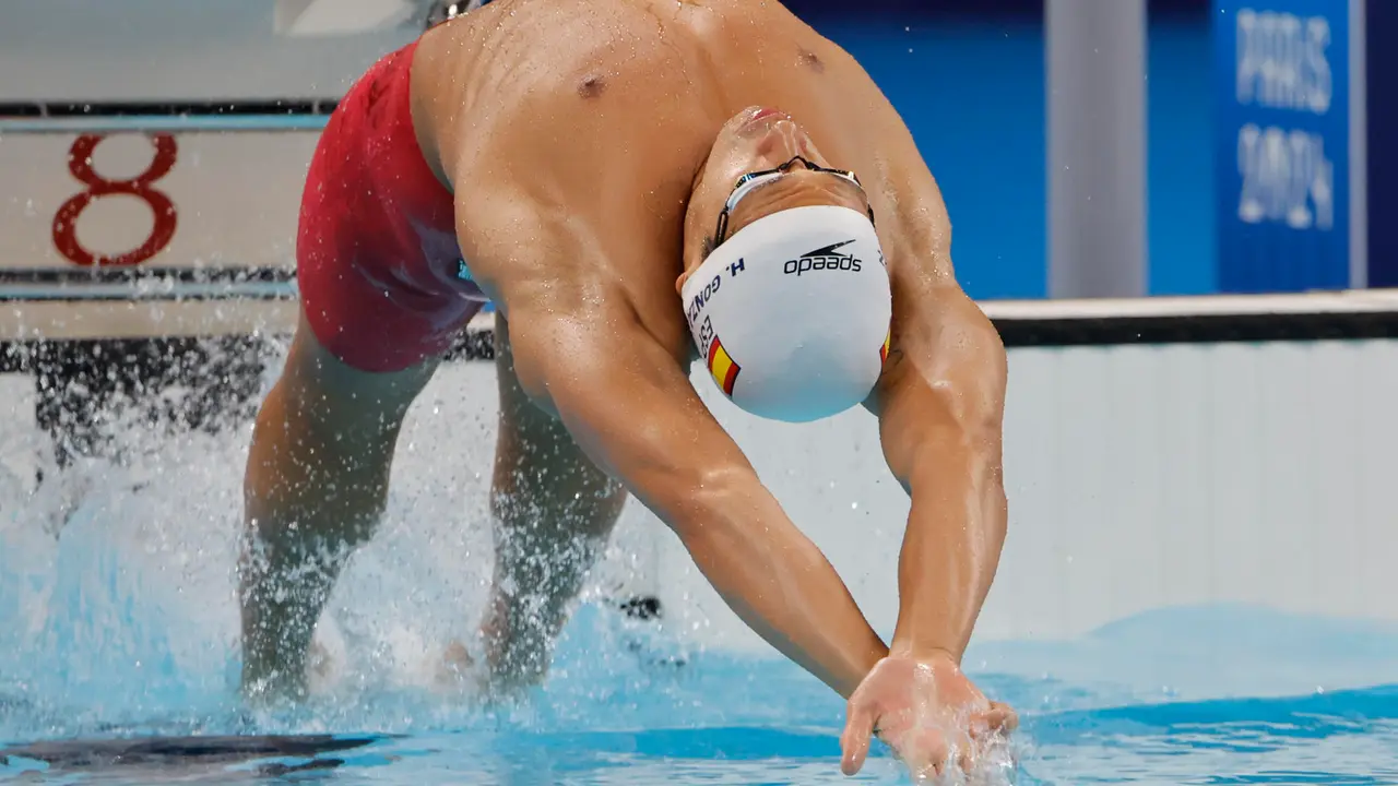 El espa&ntilde;ol Hugo Gonz&aacute;lez compite en la final de 100m Espalda Masculino en los Juegos Ol&iacute;mpicos Par&iacute;s 2024, este lunes, en Nanterre, Francia. EFE/Lavandeira Jr