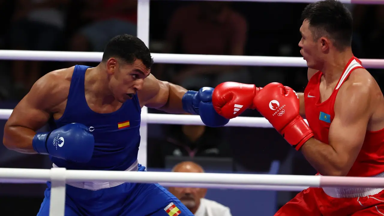 El kazajo Kamshybek Kunkabayev (rojo) y el espa&ntilde;ol Ayoub Ghadfa Drissi El Aissaoui (azul)durante el combate de 92kg en el North Paris Arena en Villepinte, Francia. EFE/EPA/DIVYAKANT SOLANKI