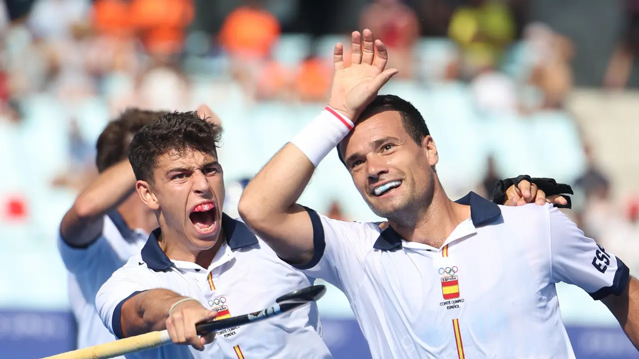 Los jugadores espa&ntilde;oles Jordi Bonastre (i) y &Aacute;lvaro Iglesias (d) celebran tras marcar un gol a Francia durante su partido de hockey sobre hierba de los juegos ol&iacute;mpicos de Par&iacute;s 2024 en el estadio Yves-du-Manoir de Colombes (Francia). EFE/ Sashenka Guti&eacute;rrez