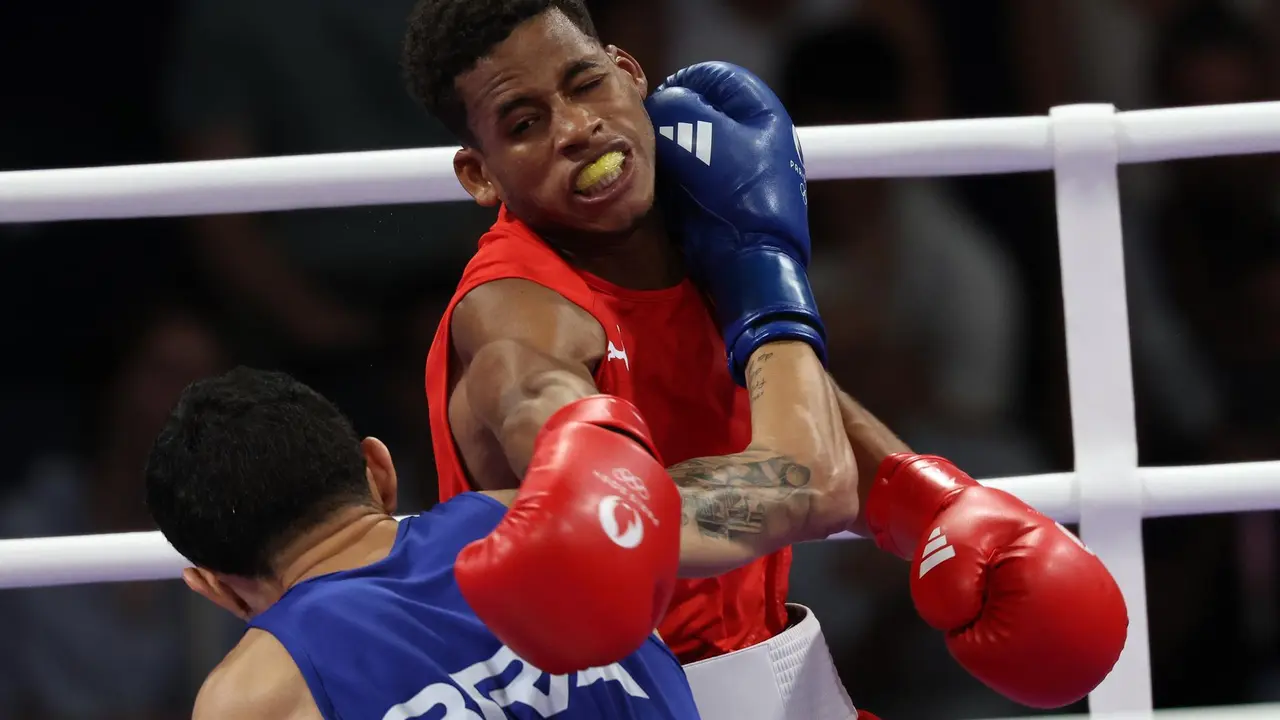 El cubano Alejandro Claro Fiz, en la categor&iacute;a de 51 kilos, en su combate con el brasile&ntilde;o Michael Douglas da Silva Trindade. EFE/EPA/DANIEL IRUNGU