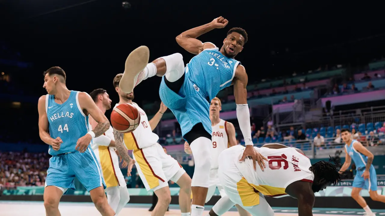 El griego Giannis Antetokounmpo oy el espa&ntilde;ol Usman Garuba durante el partido de este martes en el Pierre Mauroy Stadium en Villeneuve-d'Ascq. EFE/EPA/ALEX PLAVEVSKI