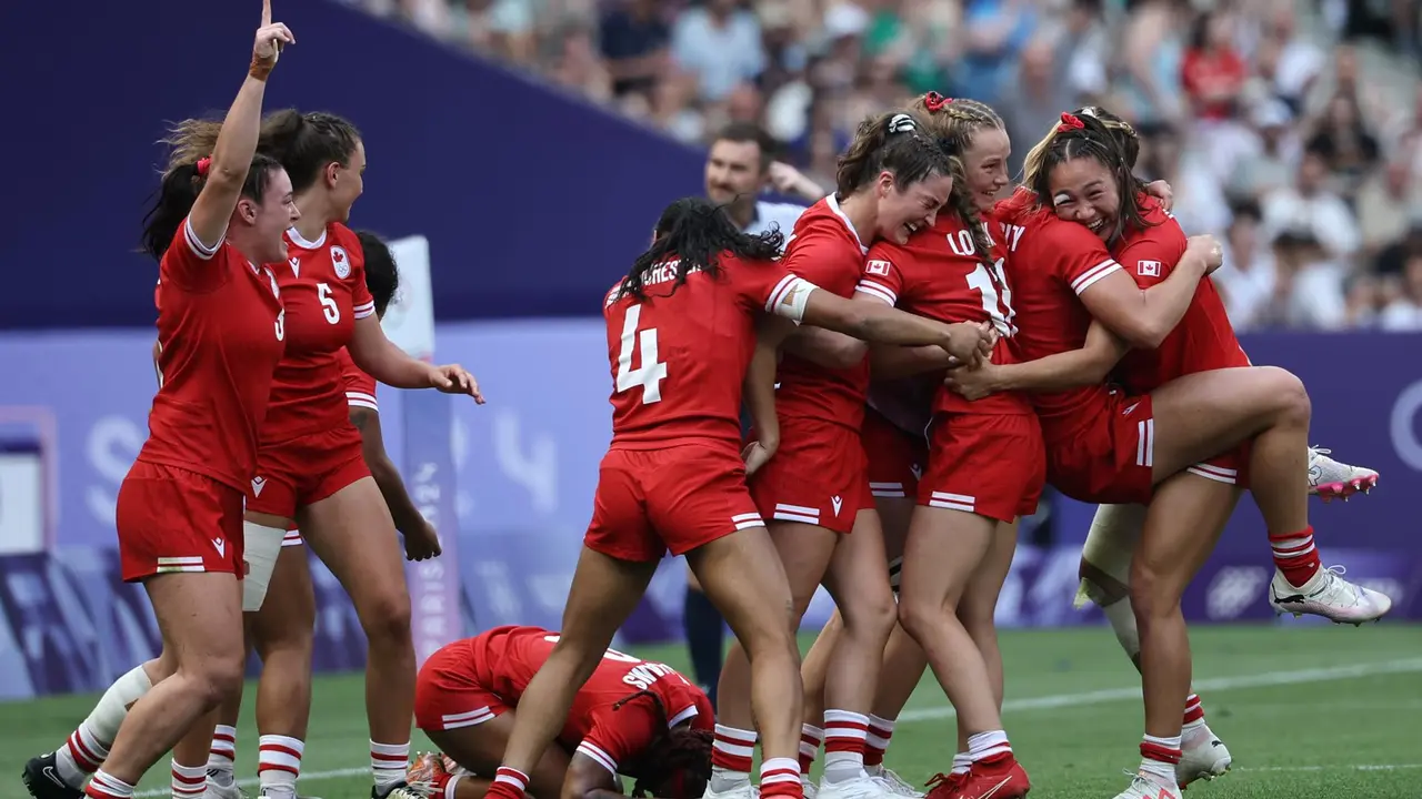 Las jugadoras de Canada celebra su victoria ante Australia en Rugby 7 en Saint Denis, Francia. EFE/EPA/CHRISTOPHE PETIT TESSON