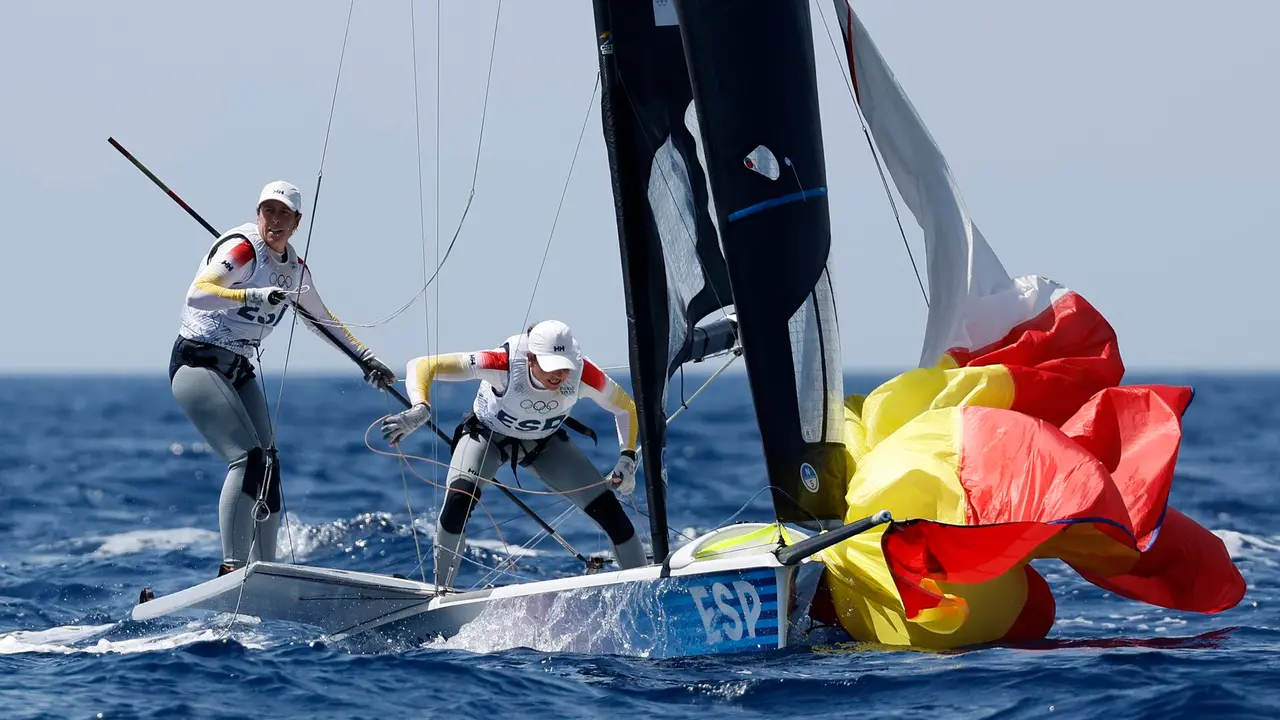 Paula Barcelo Martin y Tamara Echegoyen Dominguez en la prueba del 49er FX espa&ntilde;ol en Par&iacute;s 2024 EFE/EPA/SEBASTIEN NOGIER