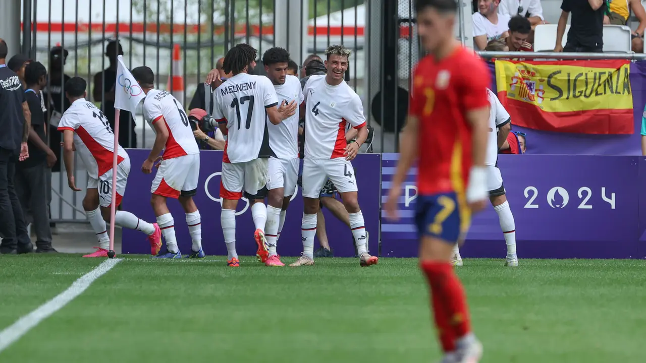 El jugador egipcio Ibrahim Adel (i) celebra con sus compa&ntilde;eros tras anotar el 0-1 a Espa&ntilde;a durante su partido del Grupo C de f&uacute;tbol masculino de los Juegos Ol&iacute;mpicos de Par&iacute;s 2024 en el Estadio de Burdeos (Francia) este martes. EFE/ Kiko Huesca