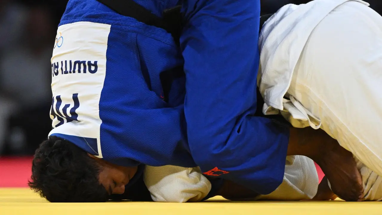 La judoca mexicana Prisca Awiti Alcaraz (azul) durante su combate con la croata Katarina Kristo en Los Campos de Marte, Par&iacute;s, Francia. EFE/EPA/CAROLINE BLUMBERG