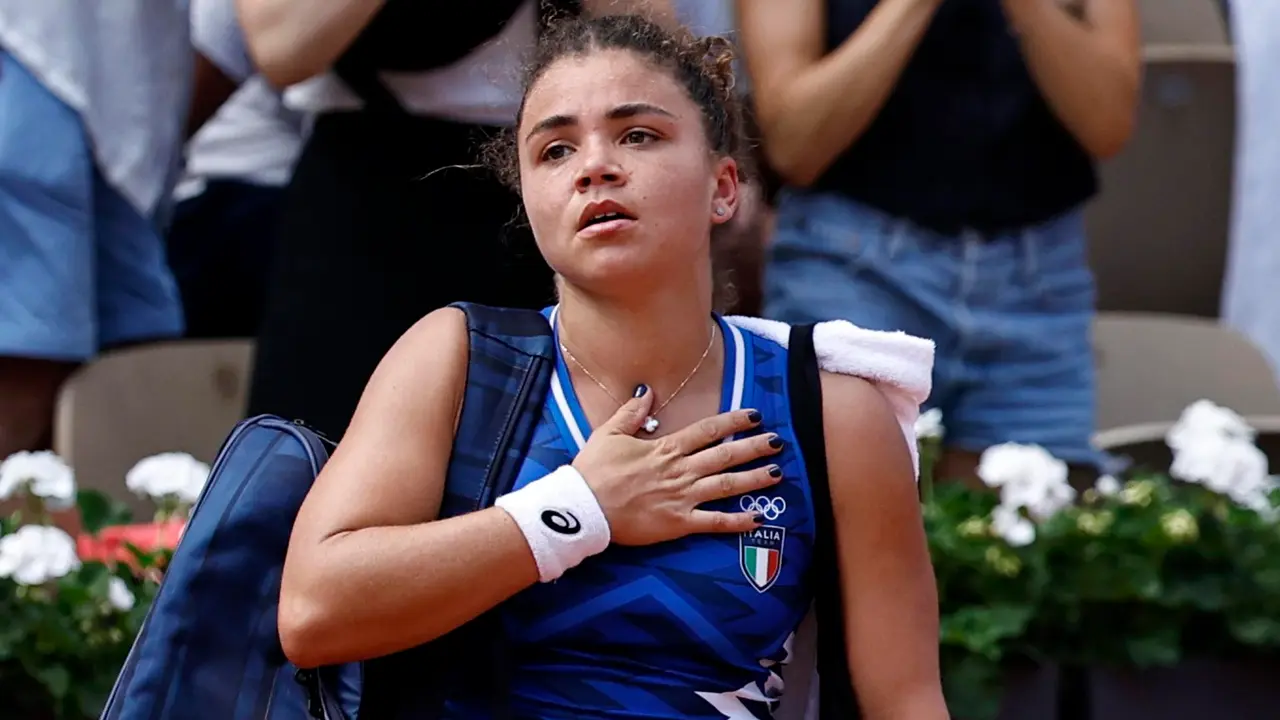 La italiana Jasmine Paolini tras perder en las pistas de Roland Garros en Par&iacute;s, Francia. EFE/EPA/RITCHIE B. TONGO