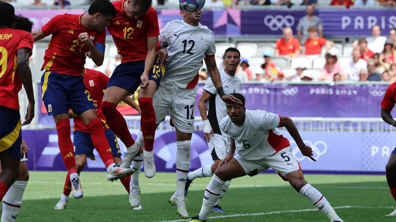 El futbolista espa&ntilde;ol Jon Pacheco (2i) cabecea el bal&oacute;n en presencia de Sergio Camello (i) ante los egipcios Ahmed Koka (2d) y Hossam Abdelmaguid durante su partido del Grupo C de f&uacute;tbol masculino de los Juegos Ol&iacute;mpicos de Par&iacute;s 2024 en el Estadio de Burdeos (Francia) este martes. EFE/ Kiko Huesca