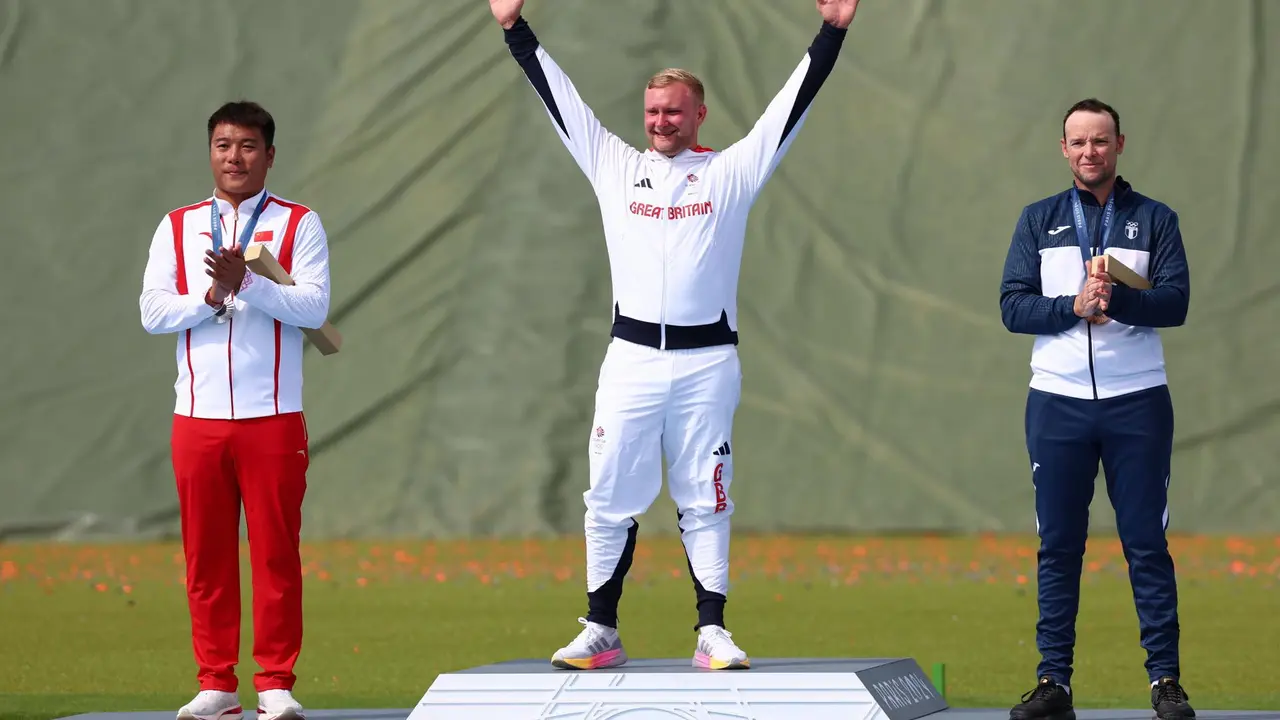 (I-D) El medallista china Ying Qi, Nathan Hales, brit&aacute;nico y campe&oacute;n ol&iacute;mpico, y el guatemalteco y bronce Jean Pierre Brol Cardenas en el podio de Chateauroux, Francia. EFE/EPA/VASSIL DONEV