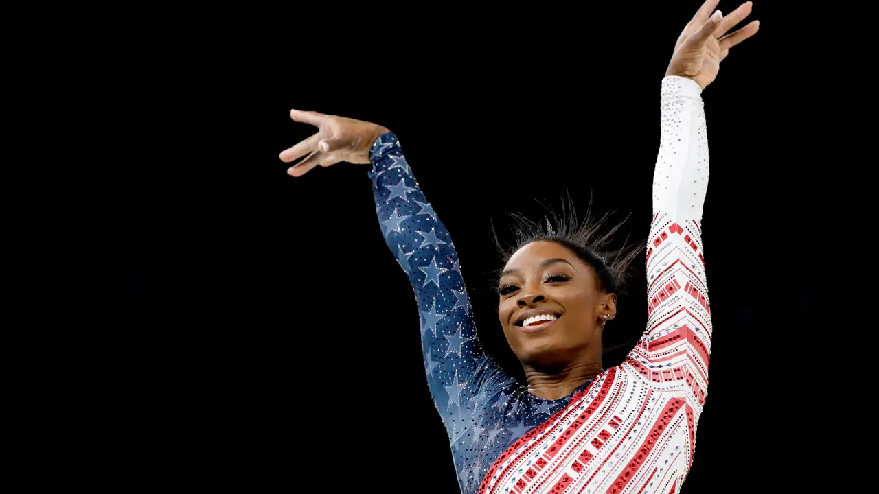 El equipo de Estados Unidos, impulsado por Simone Biles, logr&oacute; este martes la medalla de oro por equipos de gimnasia art&iacute;stica en el Bercy Arena in Paris, Francia. EFE/EPA/CAROLINE BREHMAN