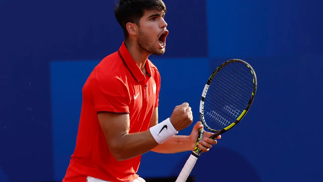 El tenista espa&ntilde;ol Carlos Alcaraz celebra un punto ante la pareja de Pa&iacute;ses Bajos compuesta por Wesley Koolhof y Tallon Griekspoor este martes, durante el partido de segunda ronda de dobles masculino de tenis, parte de los Juegos Ol&iacute;mpicos de Par&iacute;s 2024, en la capital francesa. EFE/ Juanjo Mart&iacute;n