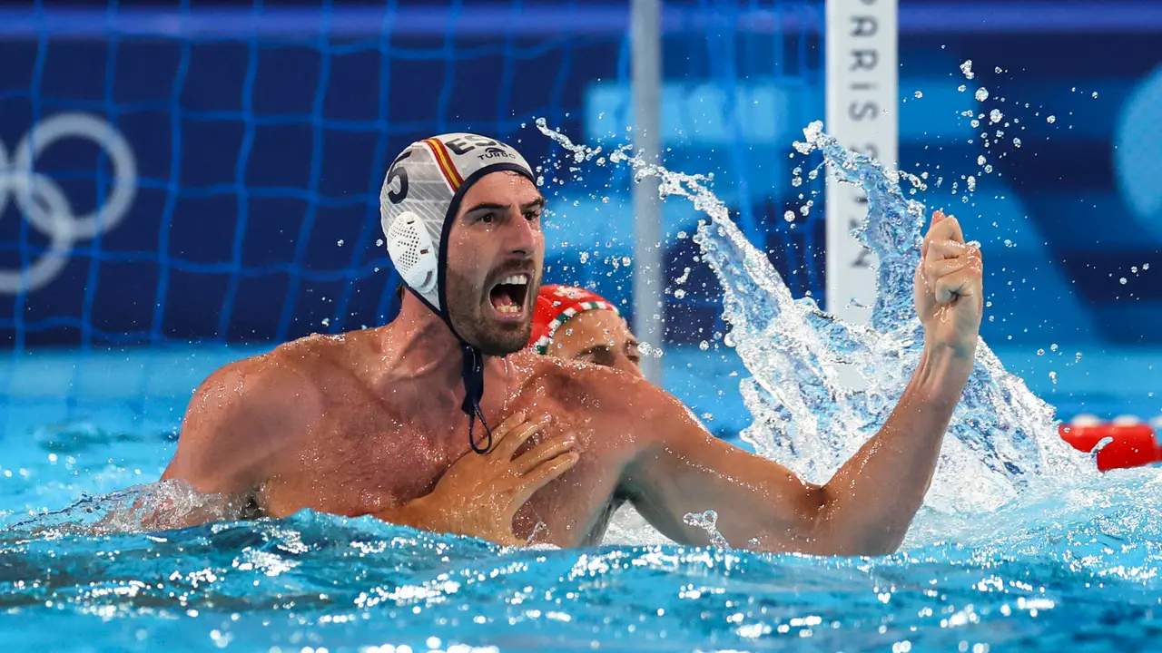 El boya de Espa&ntilde;a Miguel de Toro reacciona ante Hungr&iacute;a durante el partido de ronda preliminar del Grupo B de Waterpolo Masculino, entre Espa&ntilde;a y Hungr&iacute;a, parte de los Juegos Ol&iacute;mpicos de Par&iacute;s 2024, en Saint-Denis (Francia). EFE/ Miguel Guti&eacute;rrez