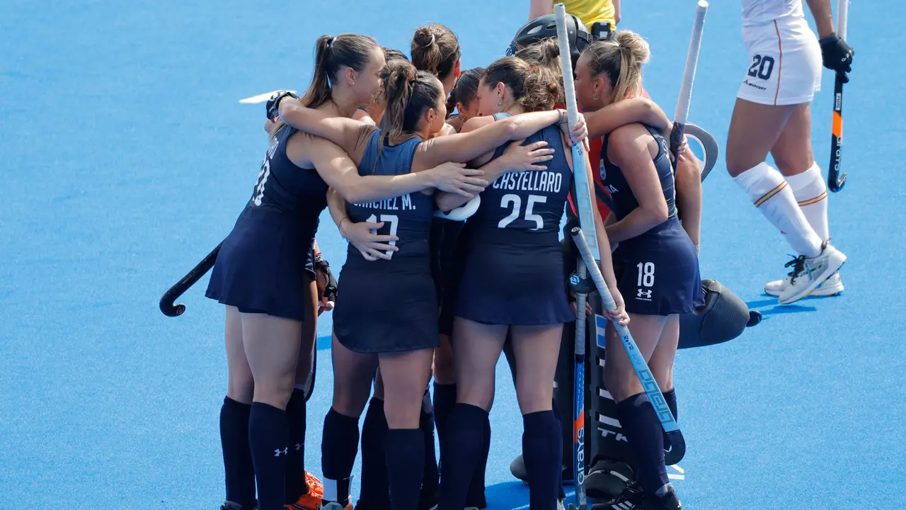 Las jugadoras argentinas celebran tras imponerse a Espa&ntilde;a en su partido de hockey hierba de los Juegos Ol&iacute;mpicos de Par&iacute;s 2024 disputado en el estadio Yves-du-Manoir Stadium 1 en Colombes, Francia. EFE/ Lavandeira Jr.