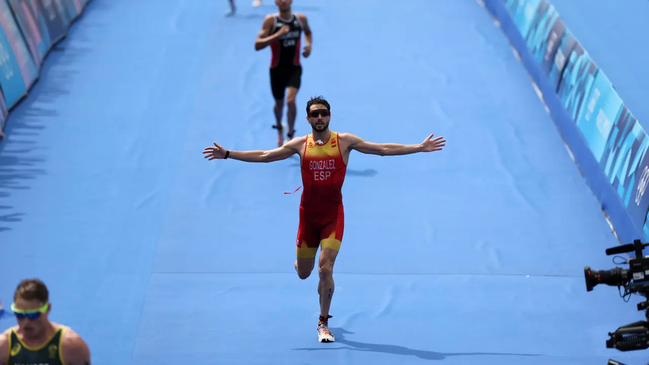 El triatleta espa&ntilde;ol Alberto Gonz&aacute;lez (c) cruza la meta en la prueba de triatl&oacute;n masculino de los Juegos Ol&iacute;mpicos de Par&iacute;s 2024. EFE/ Miguel Guti&eacute;rrez