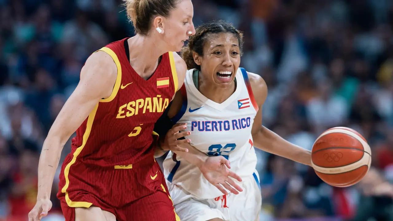 Arella Guirantes, de Puerto Rico, (dch), y la espa&ntilde;ola Laura Gil durante el partido este mi&eacute;rcoles. EFE/EPA/ALEX PLAVEVSKI