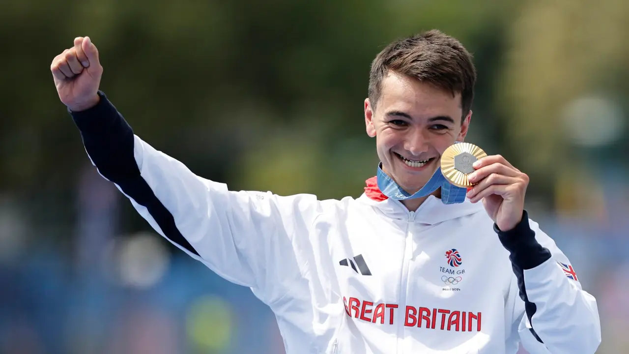 El brit&aacute;nico Alex Yee, medalla de oro en triatl&oacute;n. EFE/EPA/TOLGA AKMEN
