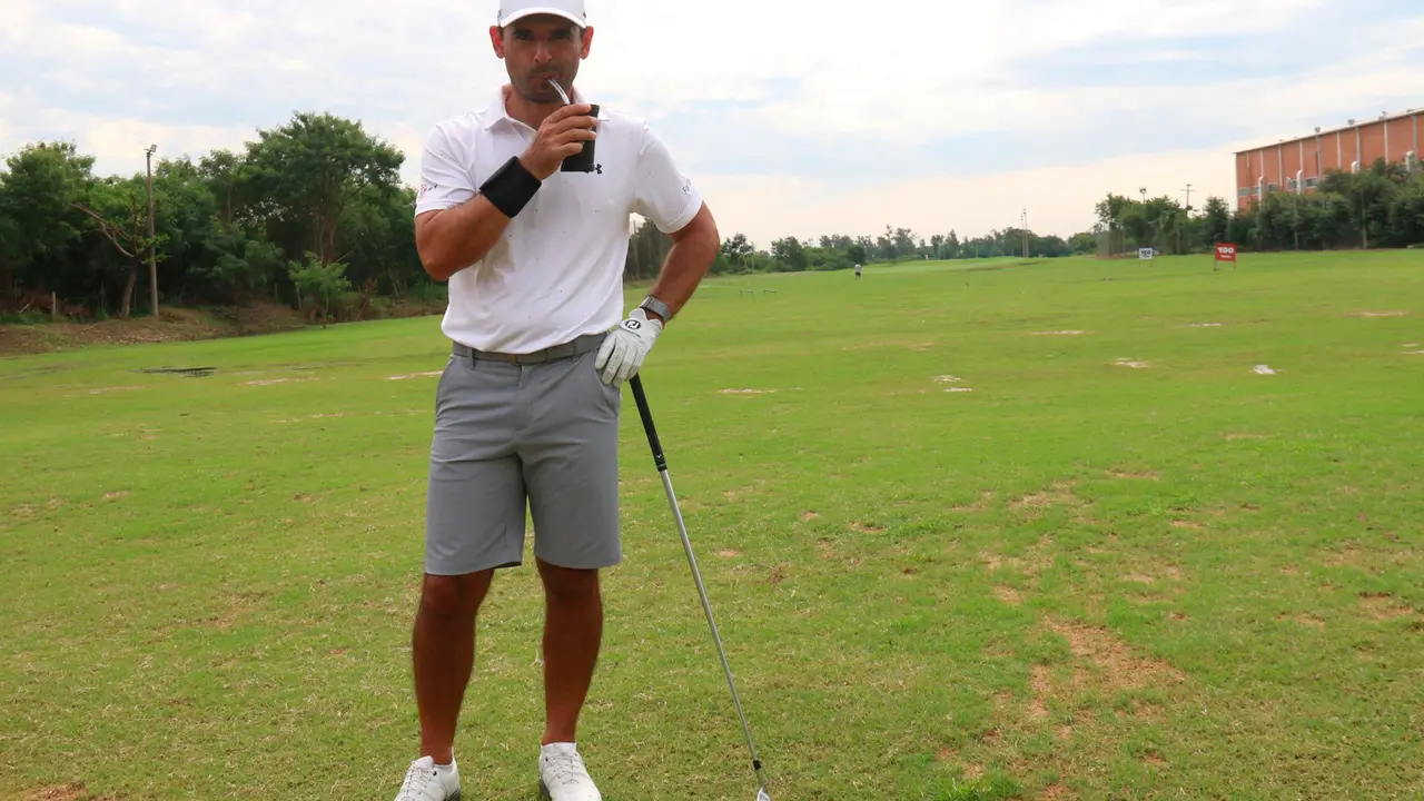 El golfista paraguayo Fabrizio Zanotti posa tomando terer&eacute; durante un entrenamiento, el 20 de junio de 2024 con miras a los Juegos Ol&iacute;mpicos de Par&iacute;s. EFE/ Nina Osorio
