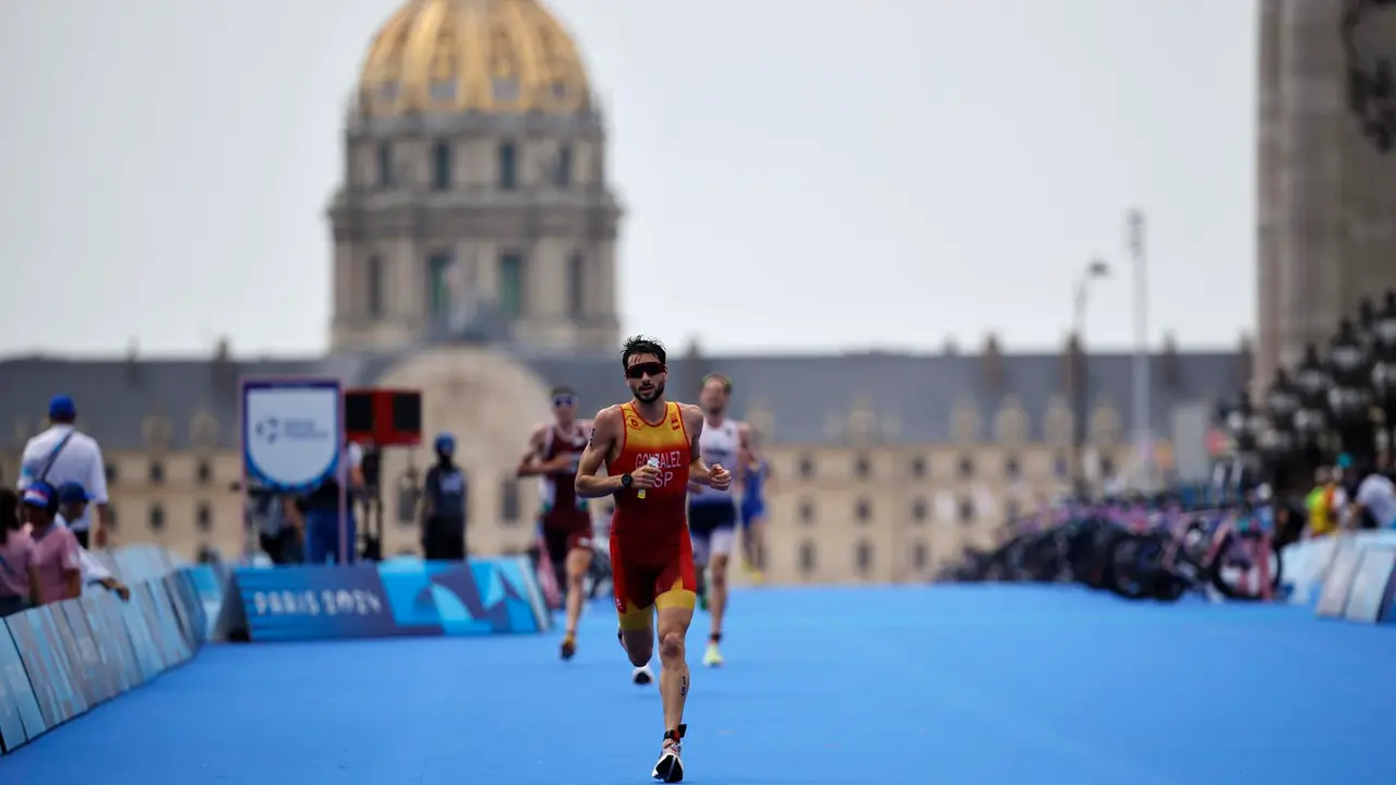 El espa&ntilde;ol Alberto Gonzalez compite en el triatl&oacute;n masculino. EFE/EPA/TOLGA AKMEN