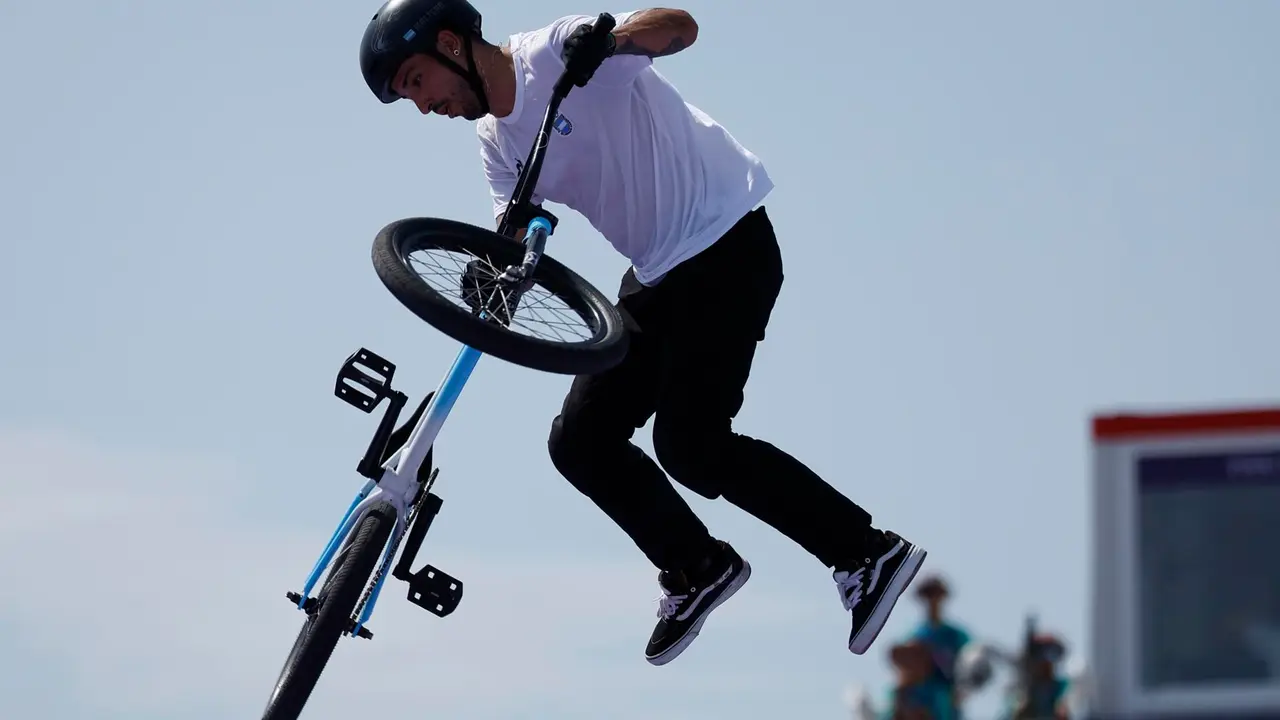 El argentino Jose Torres durante la final de BMX estilo libre. EFE/EPA/YOAN VALAT