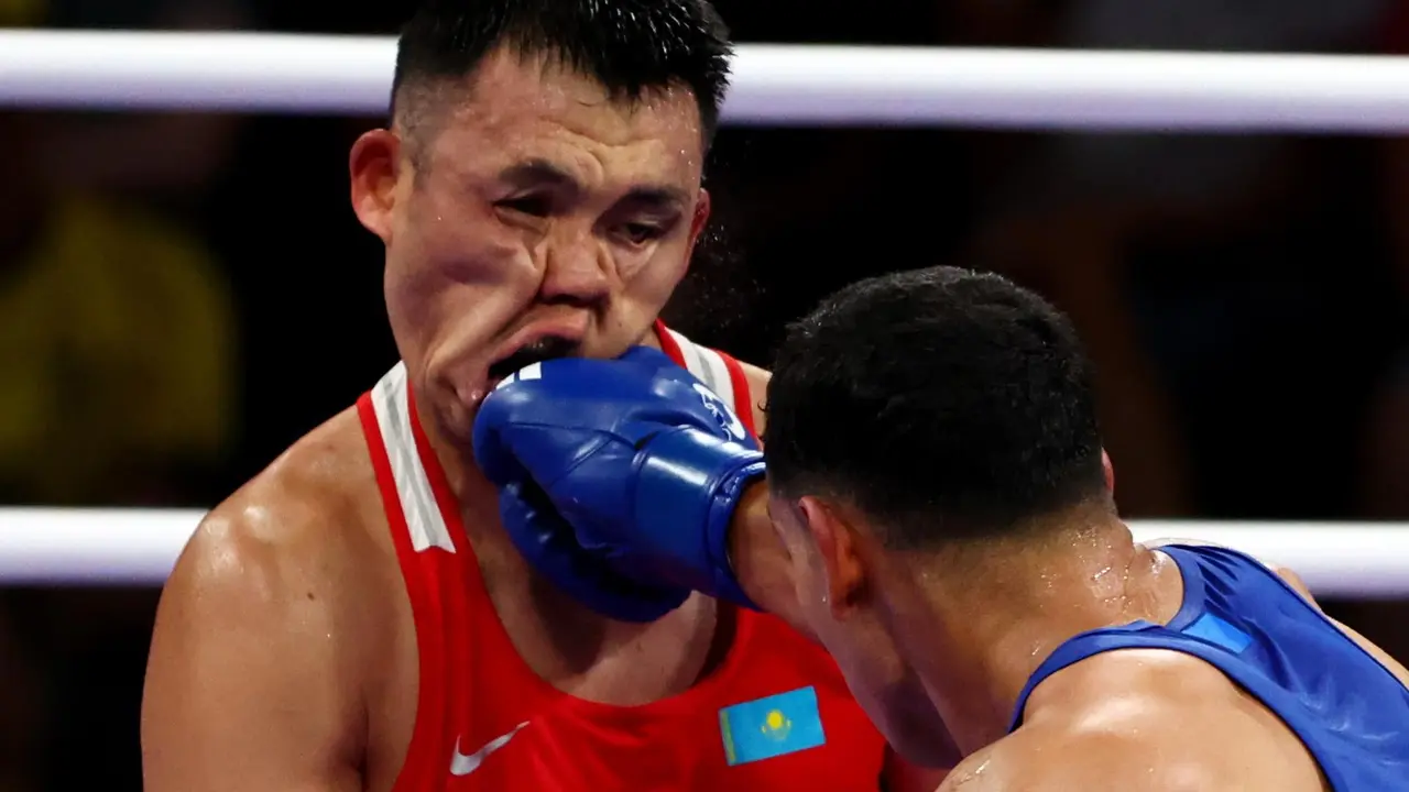 El kazaja Kamshybek Kunkabayev (rojo) sufre el atque del espa&ntilde;ol Ayoub Ghadfa Drissi El Aissaoui en Villepinte,Francia. EFE/EPA/DIVYAKANT SOLANKI