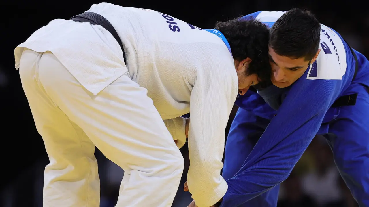 El griego Theodoros Tselidis (blanco) y el espa&ntilde;ol Tristani Mosakhlishvili durante el combate por el bronce en -90kg celebrado en los Campos de Marte en Par&iacute;s, Francia. EFE/EPA/TERESA SUAREZ