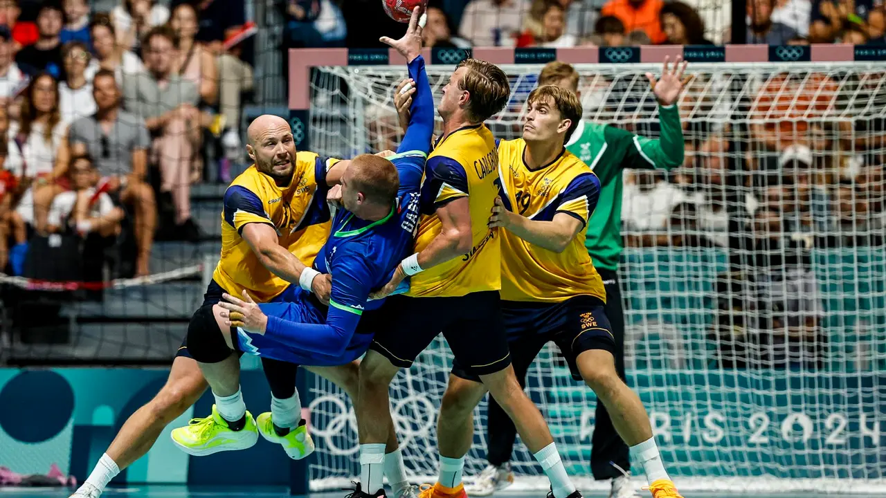 El esloveno Matej Gaber (2-I) en acci&oacute;n durante el partido de la fase de grupos que han jugado Eslovenia y Suecia en el South Paris Arena en Par&iacute;s, Francia. EFE/EPA/RITCHIE B. TONGO