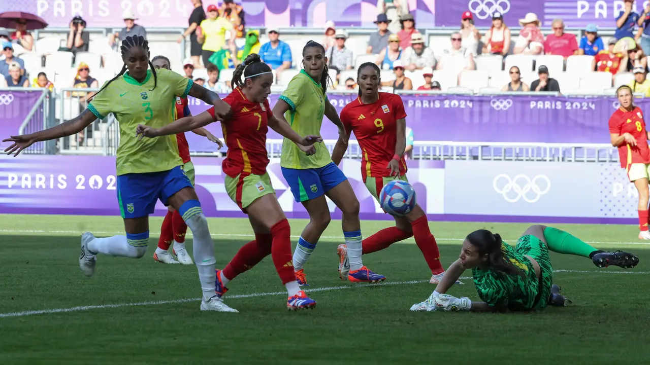 La delantera espa&ntilde;ola Athenea del Castillo (2i) remata para anotar el 0-1 ante Brasil este mi&eacute;rcoles, en el partido del Grupo C de F&uacute;tbol Femenino de los Juegos Ol&iacute;mpicos de Par&iacute;s 2024, entre Brasil y Espa&ntilde;a, celebrado en el Estadio de Burdeos (Francia). EFE/ Kiko Huesca