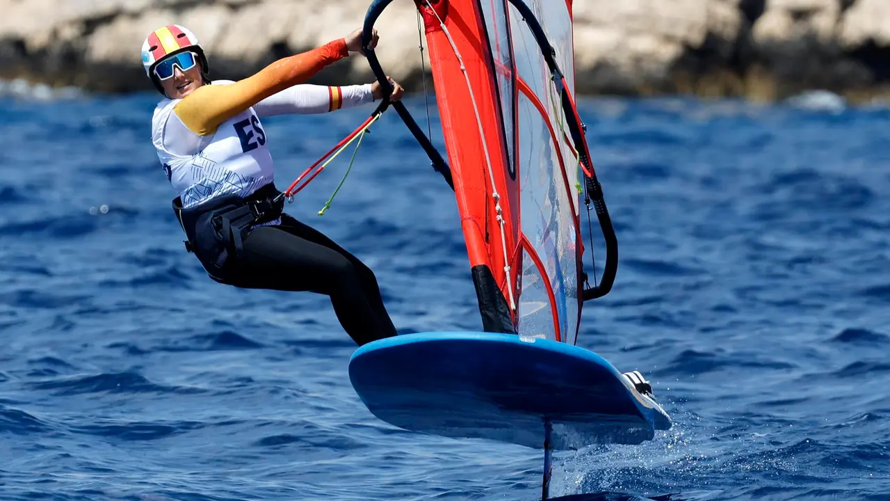 La windsurfista Pilar Lamadrid en las aguas de Marsella, Francia. EFE/EPA/SEBASTIEN NOGIER