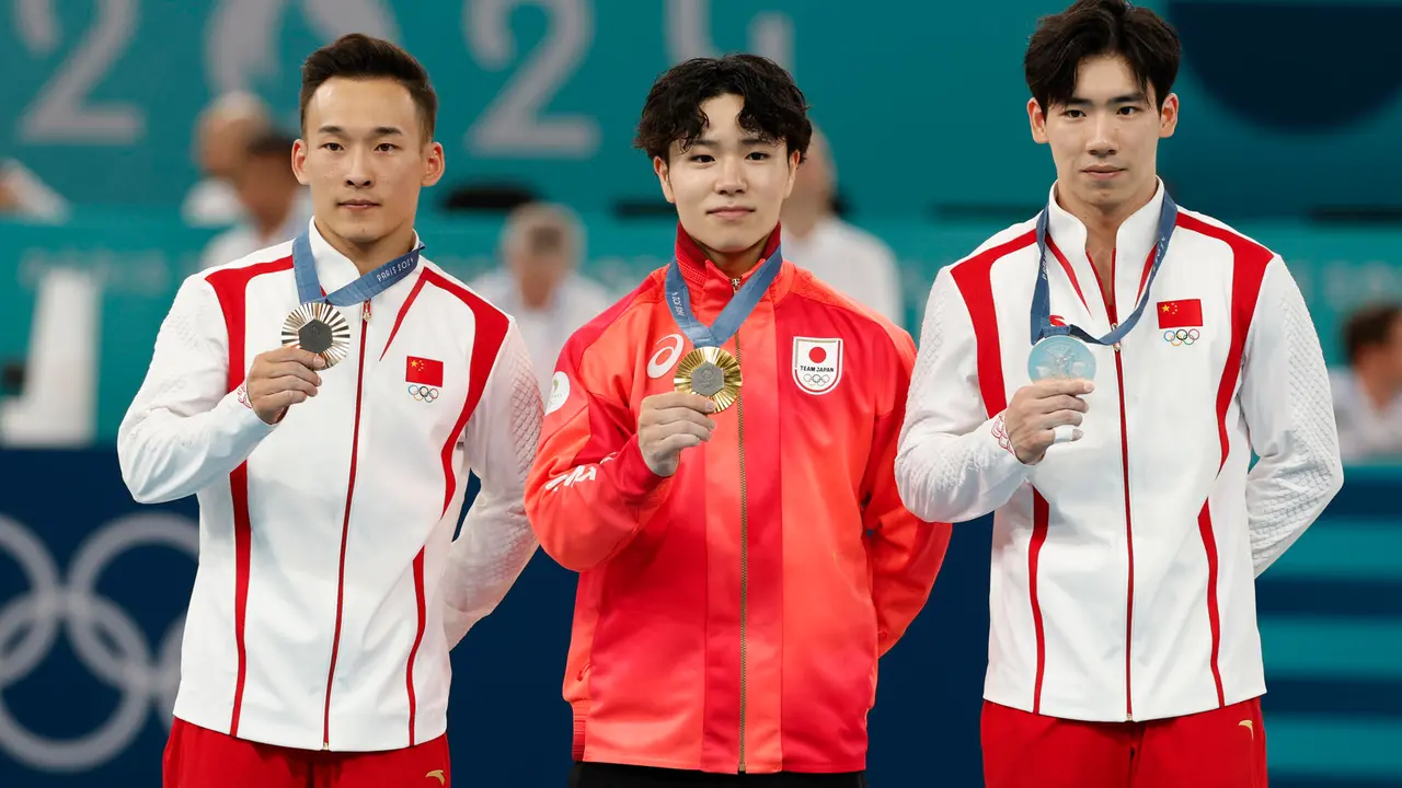 Los medallistas, el japon&eacute;s Shinnosuke Oka (c-oro), y los chinos, Boheng Zhang (plata-d) y Routeng Xiao (i-bronce), posan en la final de Concurso Completo Masculino de Gimnasia Art&iacute;stica, parte de los Juegos Ol&iacute;mpicos de Par&iacute;s 2024 este mi&eacute;rcoles, en el Bercy Arena de la capital francesa. EFE/ Julio Mu&ntilde;oz