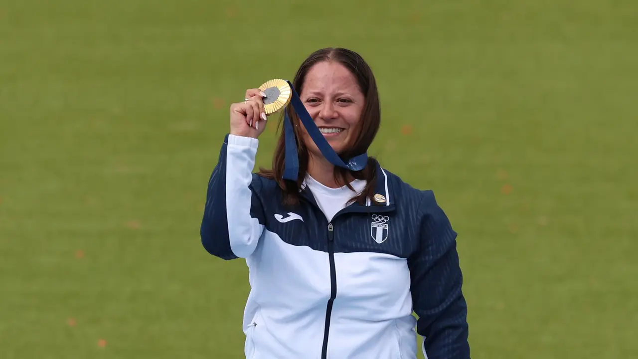 Adriana Ruano ense&ntilde;a este mi&eacute;rcoles el m&aacute;ximo tesoro conquistado en su carrera en el tiro deportivo, una medalla de oro hist&oacute;rica para Guatemala en los Juegos Ol&iacute;mpicos de Par&iacute;s. EFE/EPA/VASSIL DONEV