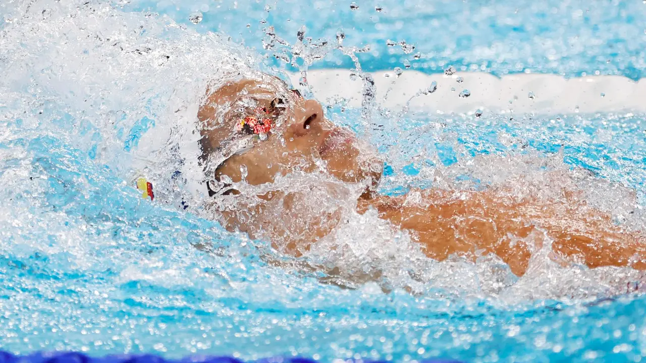El nadador espa&ntilde;ol Hugo Gonz&aacute;lez en la primera semifinal de los 200m espalda en la piscina de La Defense Arena en Par&iacute;s, Francia. EFE/EPA/MAST IRHAM