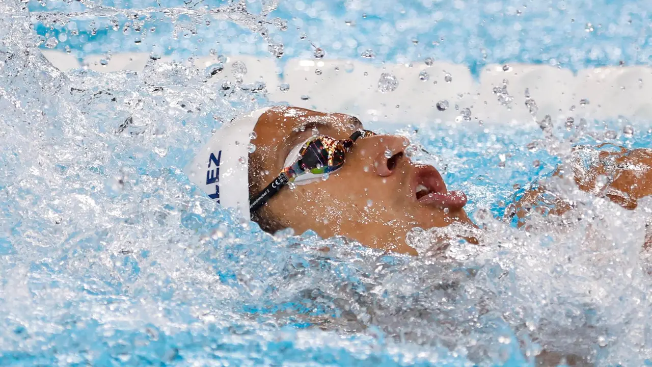 El nadador espa&ntilde;ol Hugo Gonz&aacute;lez en la primera semifinal de los 200m espalda en la piscina de La Defense Arena en Par&iacute;s, Francia. EFE/EPA/MAST IRHAM